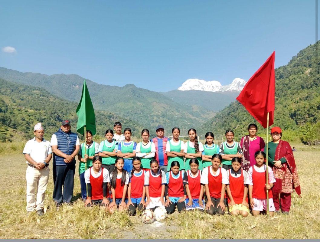 Voetbaltraining bij een sportproject in Nepal van De Kracht van Sport