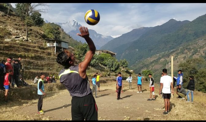 Volleybaltraining bij een sportproject in Nepal van De Kracht van Sport