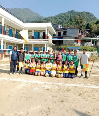 Volleybaltraining bij een sportproject in Nepal van De Kracht van Sport