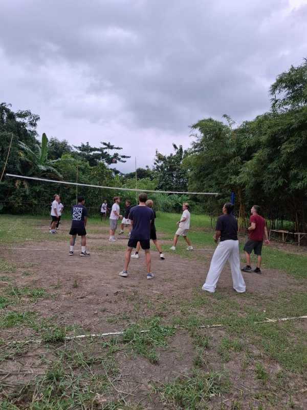 Entrenamiento de voleibol en un proyecto deportivo en Indonesia de El Poder del Deporte